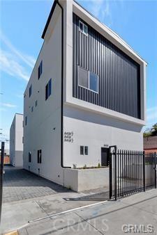 8418 S Main St, Los Angeles, CA 90003 - view of side of home