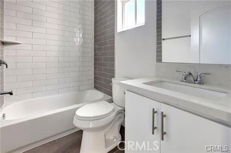8418 S Main St, Los Angeles, CA 90003 - full bath featuring toilet, vanity, and shower / tub combination
