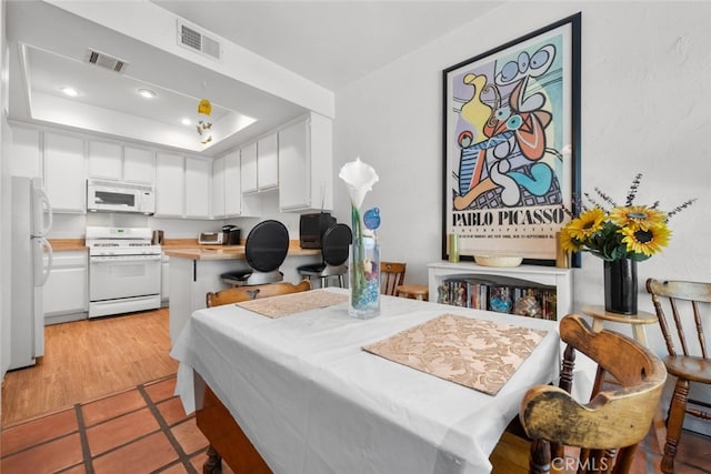 10831 Roycroft St Unit 8, Sun Valley, CA 91352 - dining area featuring a tray ceiling and recessed lighting