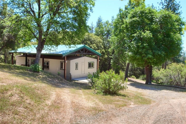 2843 E Westfall Rd, Mariposa, CA 95338 - view of front facade featuring dirt driveway and metal roof