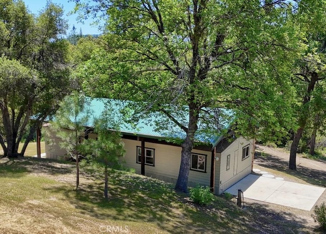 2843 E Westfall Rd, Mariposa, CA 95338 - view of outdoor structure featuring driveway