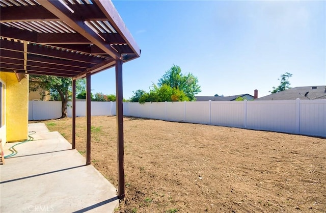 13855 Calada Dr, Moreno Valley, CA 92553 - fenced backyard with a pergola and a patio