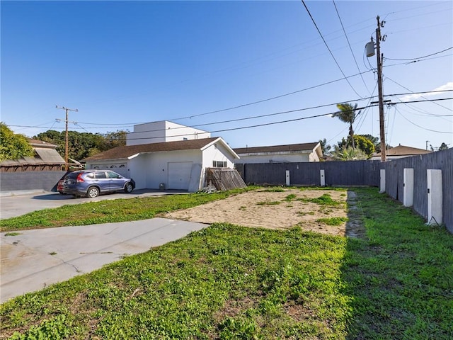 5518 W 117th St, Hawthorne, CA 90304 - view of yard featuring driveway