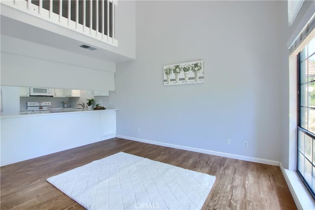 5303 State Highway 49 N Unit 14, Mariposa, CA 95338 - kitchen with white appliances, dark wood-style floors, baseboards, and a high ceiling