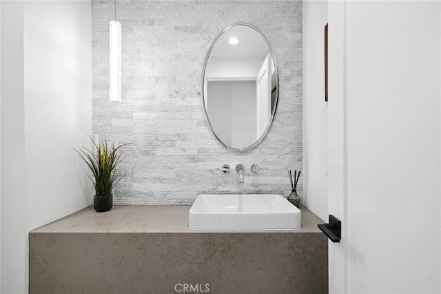 1435 Cerritos Dr, Laguna Beach, CA 92651 - bathroom featuring a sink and tasteful backsplash