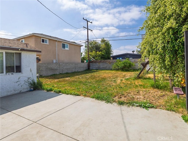 5512 W 117th St, Hawthorne, CA 90304 - view of yard featuring a patio area