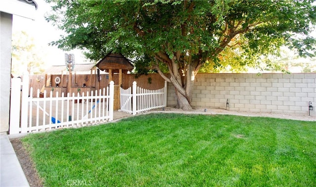 5515 Katrina Pl, Palmdale, CA 93552 - view of fenced backyard
