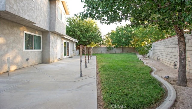 5515 Katrina Pl, Palmdale, CA 93552 - fenced backyard featuring a patio