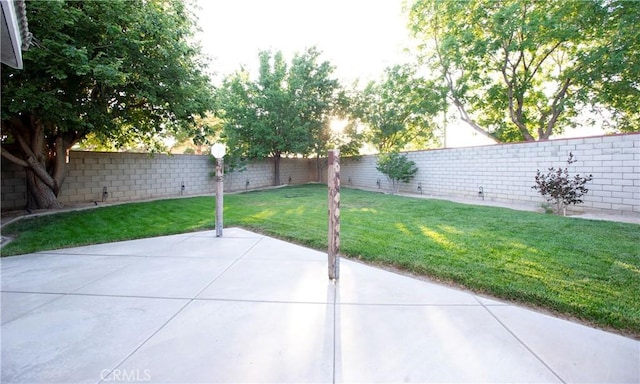 5515 Katrina Pl, Palmdale, CA 93552 - fenced backyard with a patio
