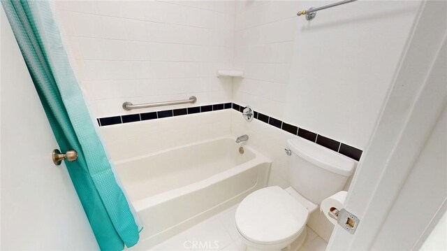 24420 Flaxwood Ln Unit 204, Newhall, CA 91321 - bathroom featuring shower / tub combo with curtain and toilet