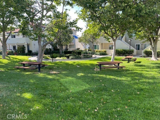 24420 Flaxwood Ln Unit 204, Newhall, CA 91321 - view of community featuring a lawn and a residential view
