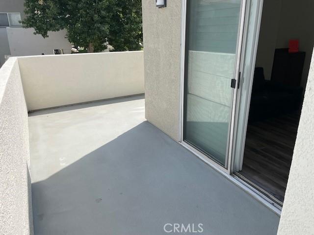 24420 Flaxwood Ln Unit 204, Newhall, CA 91321 - view of patio featuring a balcony