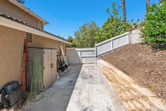 14040 Old Station Rd, San Diego, CA 92064 - fenced backyard with a patio area