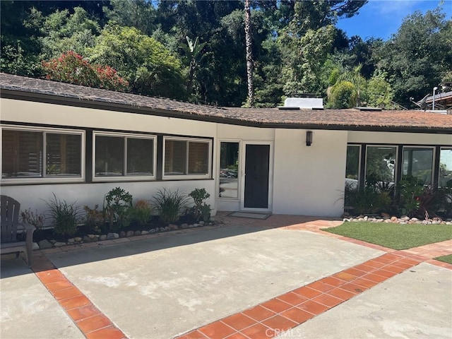9466 Hidden Valley Pl, Beverly Hills, CA 90210 - ranch-style house featuring stucco siding and a patio