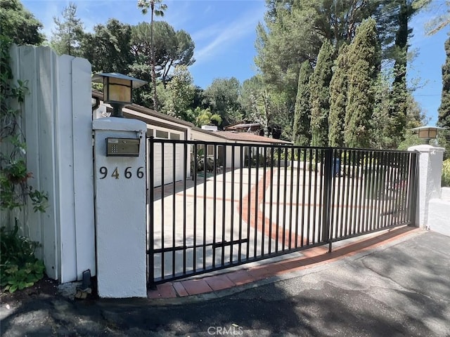 9466 Hidden Valley Pl, Beverly Hills, CA 90210 - view of gate