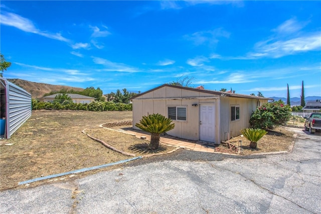 4256 Mockingbird Ln, Banning, CA 92220 - view of outbuilding featuring a mountain view