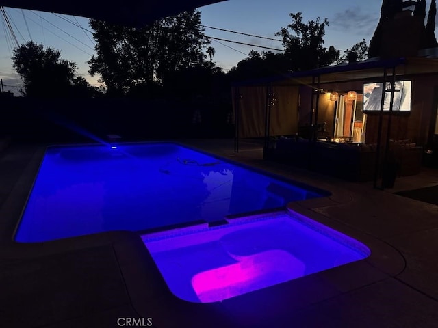 402 Hartzell Ave, Redlands, CA 92374 - view of swimming pool with a pool with connected hot tub and a patio area