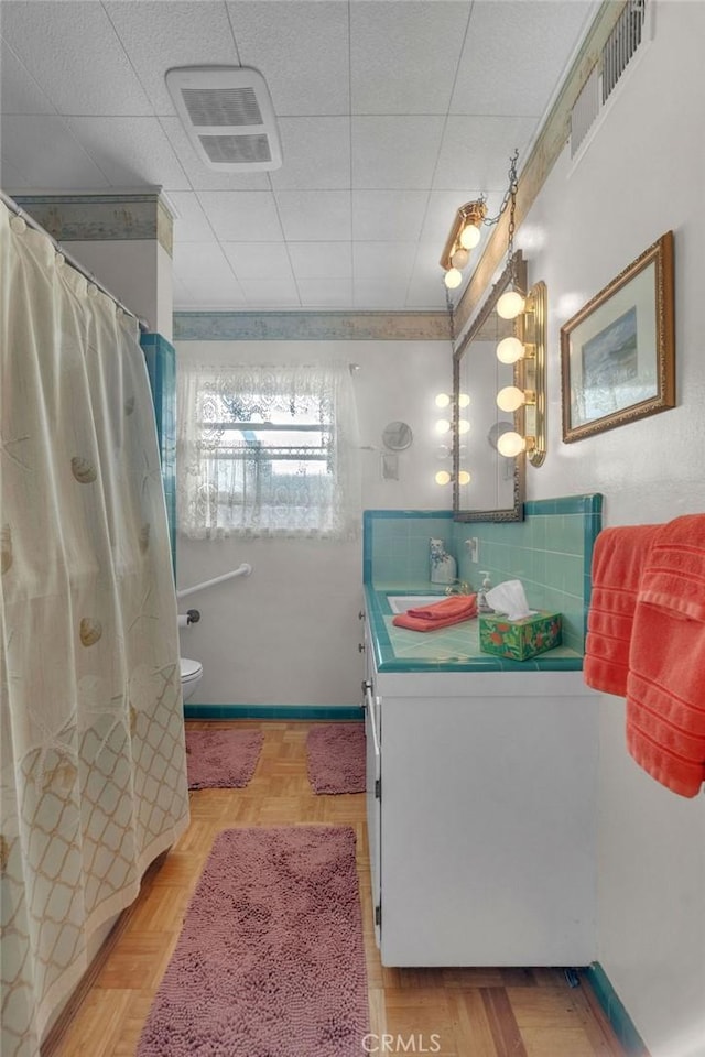 900 W 37th St, San Pedro, CA 90731 - full bathroom with vanity, toilet, a shower with curtain, and decorative backsplash