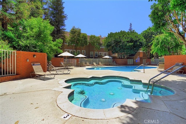 20950 Oxnard St Unit 11, Woodland Hills, CA 91367 - community pool with a patio area