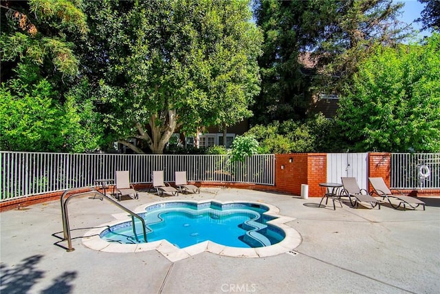 20950 Oxnard St Unit 11, Woodland Hills, CA 91367 - view of swimming pool featuring a patio area and a swimming pool