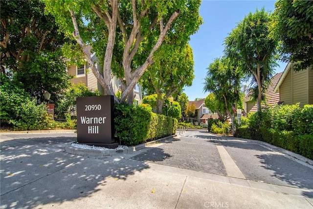 20950 Oxnard St Unit 11, Woodland Hills, CA 91367 - view of road featuring curbs and a gated entry