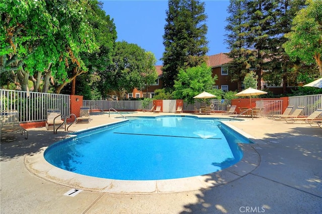 20950 Oxnard St Unit 11, Woodland Hills, CA 91367 - community pool featuring a patio