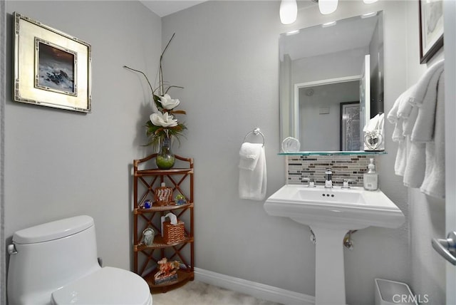 20950 Oxnard St Unit 11, Woodland Hills, CA 91367 - bathroom with toilet, tasteful backsplash, and baseboards