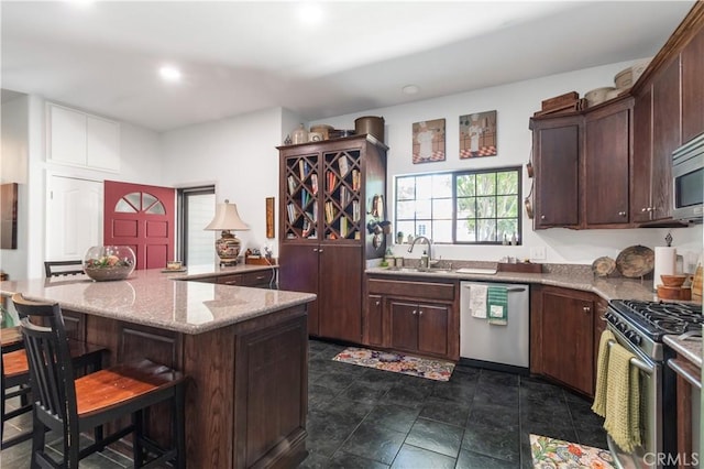 402 9th St, Paso Robles, CA 93446 - kitchen with appliances with stainless steel finishes, a sink, a breakfast bar, dark brown cabinets, and recessed lighting