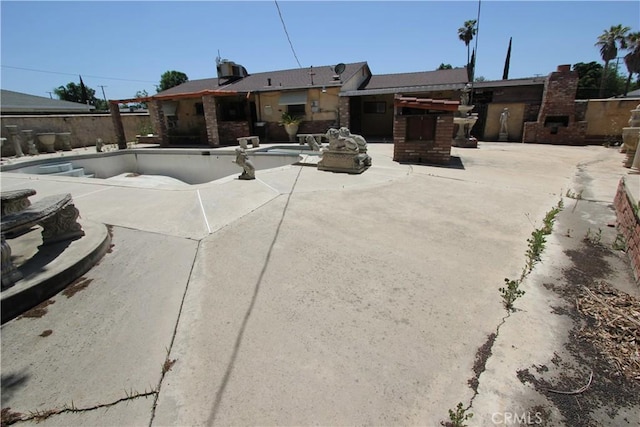 5571 Noble St, Riverside, CA 92503 - back of property with a patio area