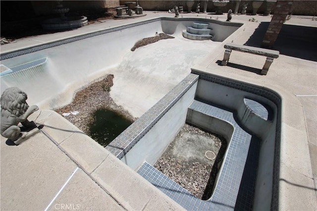 5571 Noble St, Riverside, CA 92503 - view of pool featuring a jacuzzi