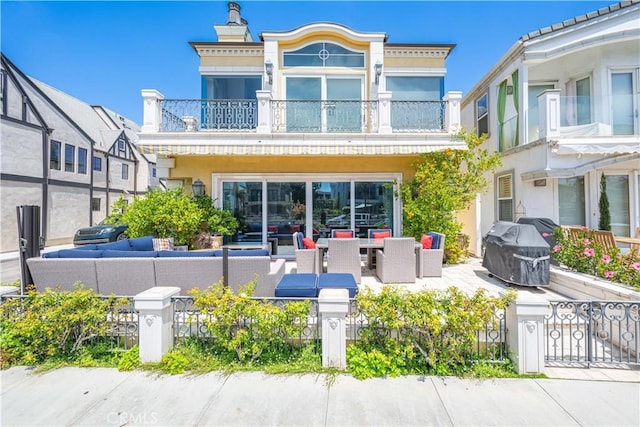 59 Rivo Alto Canal, Long Beach, CA 90803 - view of front facade featuring an outdoor living space, a fenced front yard, a balcony, and stucco siding
