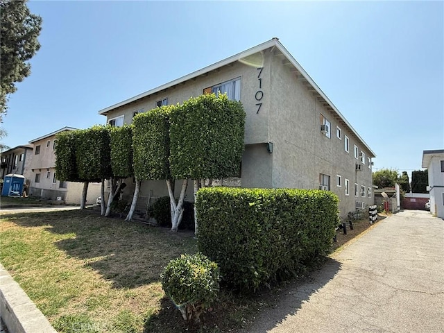 7107 Coldwater Canyon Ave, North Hollywood, CA 91605 - view of side of property with stucco siding
