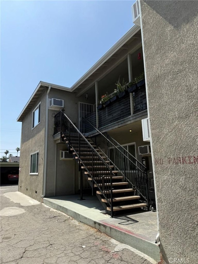 7107 Coldwater Canyon Ave, North Hollywood, CA 91605 - entrance to property with stucco siding and crawl space