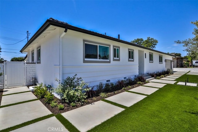 13181 Olympia Way N, Tustin, CA 92705 - ranch-style home with crawl space, a front yard, a gate, and a garage