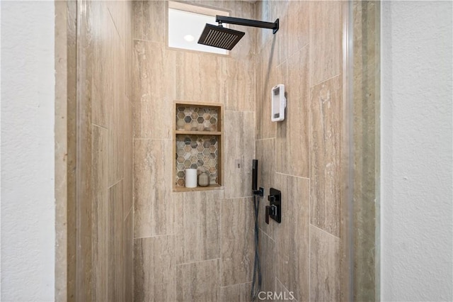 61 Bridgeport, Irvine, CA 92620 - bathroom featuring tiled shower and a textured wall