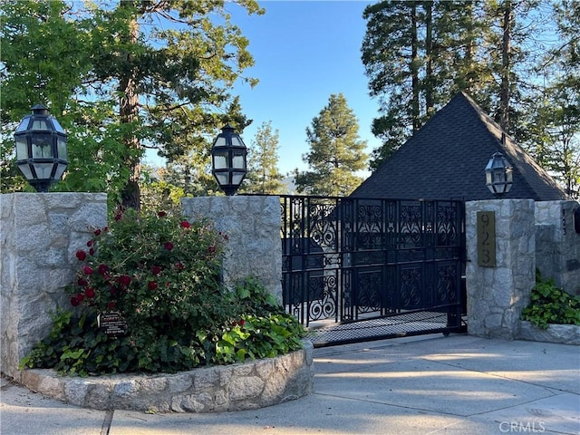 923 Lake Edge Way, Lake Arrowhead, CA 92352 - view of gate
