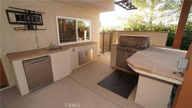 24530 Breckenridge Pl, Newhall, CA 91321 - view of patio with a sink