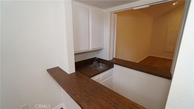 24530 Breckenridge Pl, Newhall, CA 91321 - bar area with a sink