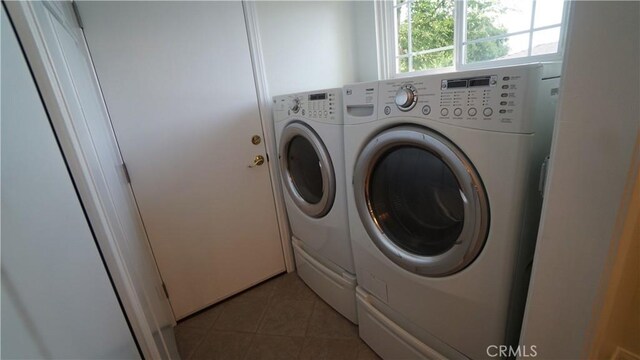 24530 Breckenridge Pl, Newhall, CA 91321 - laundry room with washing machine and dryer and light tile patterned flooring