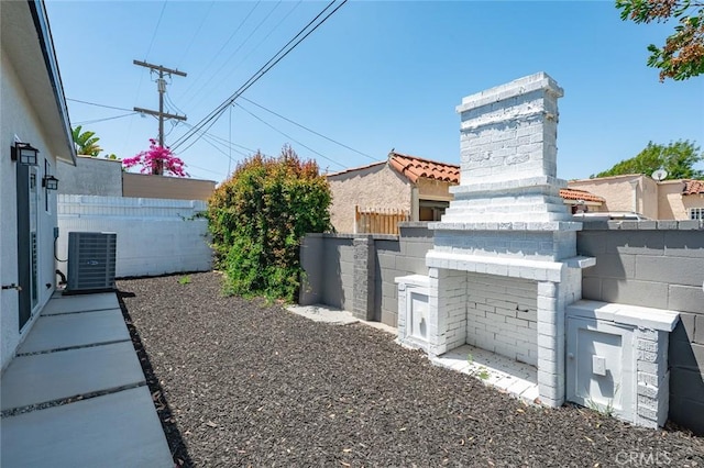 2101 W 76th St, Los Angeles, CA 90047 - view of yard with cooling unit
