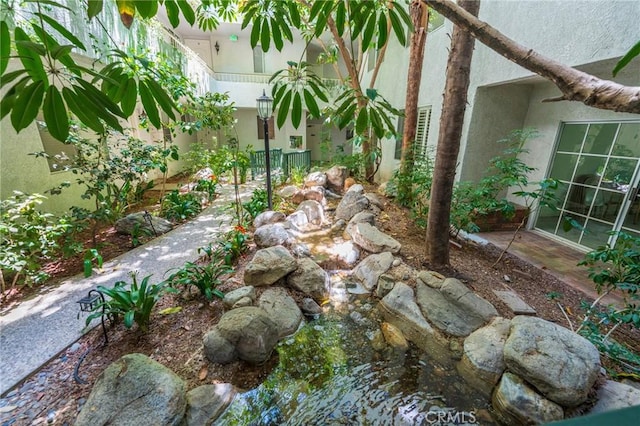 1375 Kelton Ave Unit 104, Los Angeles, CA 90024 - view of yard