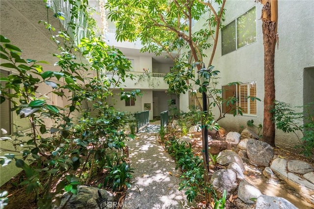 1375 Kelton Ave Unit 104, Los Angeles, CA 90024 - view of yard