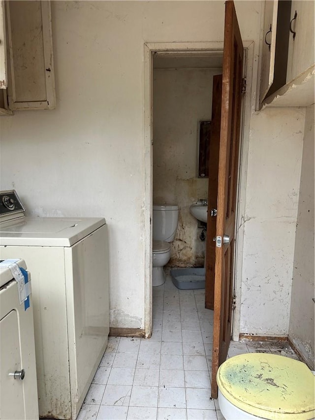 4058 Bledsoe Ave, Culver City, CA 90066 - washroom featuring light flooring and washer and clothes dryer