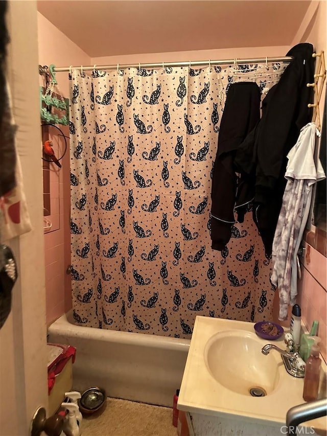 4058 Bledsoe Ave, Culver City, CA 90066 - bathroom with shower / bath combo and vanity
