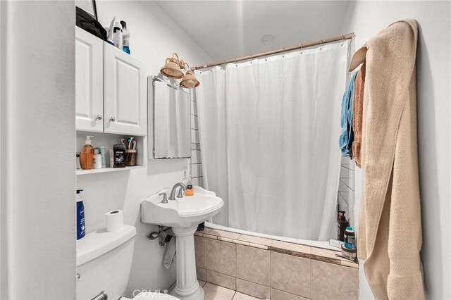 20554 Valerio St, Winnetka, CA 91306 - full bath featuring tile patterned flooring and a shower with shower curtain