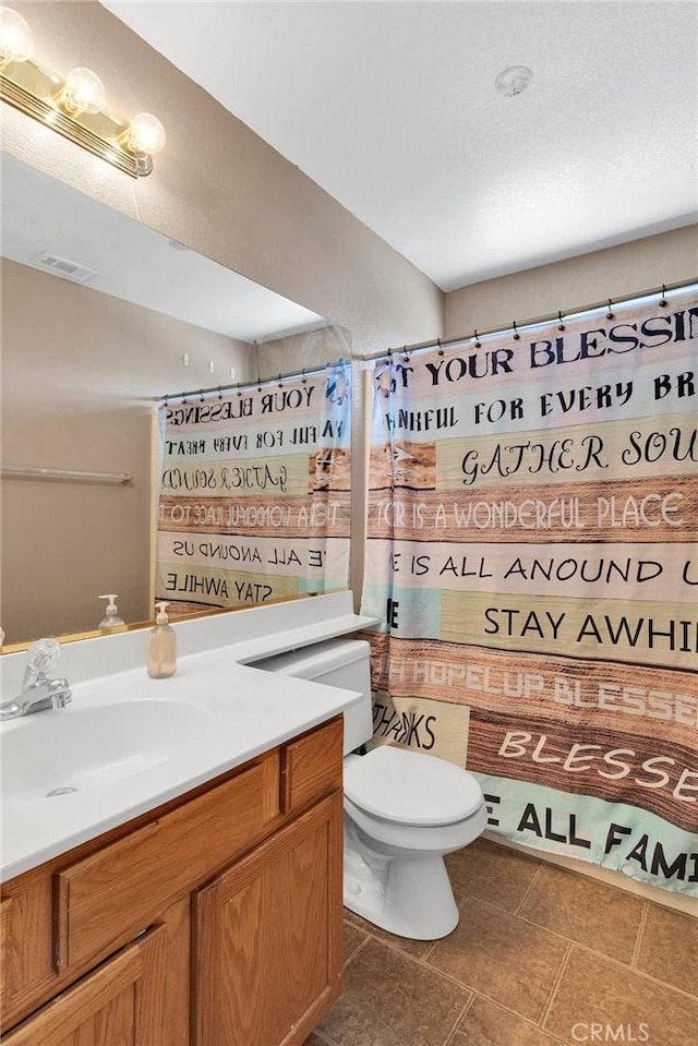9275 Verdugo Ave, Hesperia, CA 92345 - bathroom with vanity, toilet, and a shower with curtain