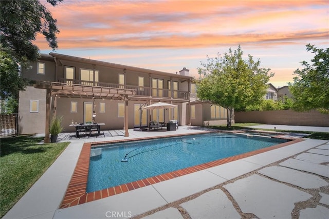 25422 Magnolia Ln, Stevenson Ranch, CA 91381 - pool at dusk with a patio, outdoor dining area, and a pool with connected hot tub