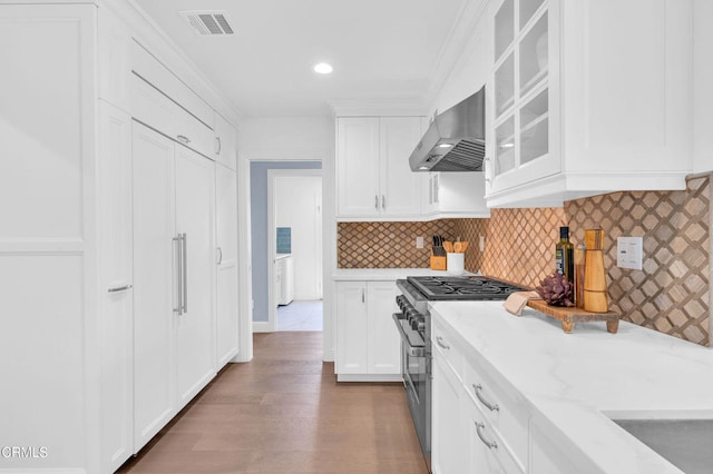 320 Starlane Dr, La Canada Flintridge, CA 91011 - kitchen with high end stove, exhaust hood, glass insert cabinets, white cabinets, and backsplash