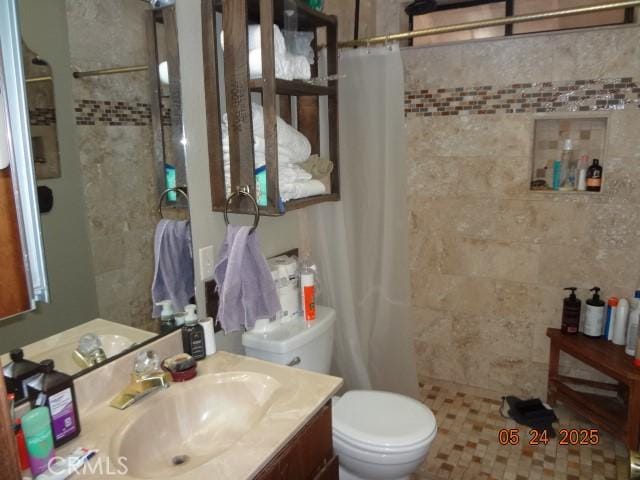5475 Wilkinson Ave, Clearlake, CA 95422 - bathroom with tiled shower, vanity, and toilet