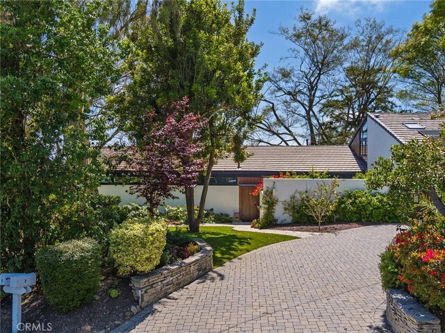 7 Cinchring Rd, Rolling Hills, CA 90274 - view of front of house featuring a tiled roof and stucco siding